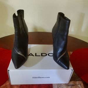 Aldo black cow leather ankle boot; Size e